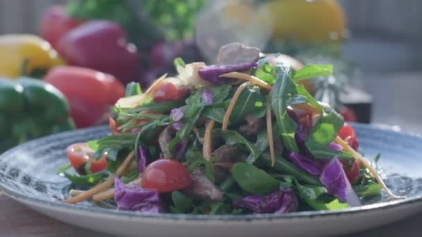 Close Fresh Salad Made Red Cabbige Tomatoes Onions Basil Arugula — Stockvideo