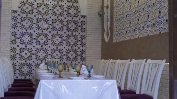 Niche Oriental Restaurant White Walls Ornate Gold Blue Floral Ornaments — Vídeo de stock