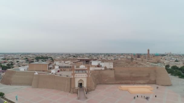 Archa Staré Městské Pevnosti Bukhara Panorama Natočené Trubcem Přední Brány — Stock video