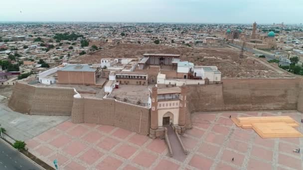 Archa Staré Městské Pevnosti Bukhara Panorama Natočené Dronem Teplého Zataženého — Stock video