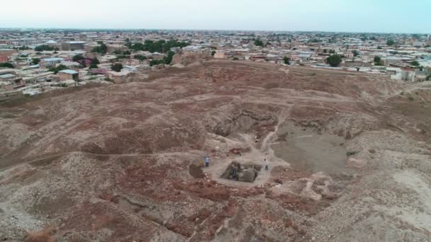 Sítio Arqueológico Com Arqueólogos Trabalhando Arca Fortaleza Bukhara Filmar Drone — Vídeo de Stock