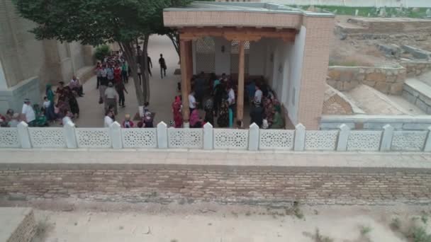 Graveyard Part Memorial Complex Bahouddin Naqshband Bukhara Visitors Walking Some – stockvideo