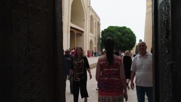 Крупный План Входа Посетителей Внутренний Двор Мемориального Комплекса Бахуддина Накшбанда — стоковое видео