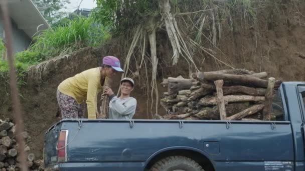 Smiling Asian Man Woman Fold Logs Pickup Truck Weather Cloudy — ストック動画