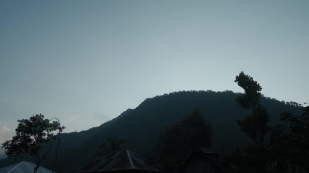 Camera Flying Garden Asian Tropics Front Green Mountain Early Evening — Vídeo de Stock