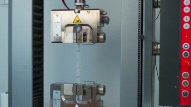 Naylon torbalar için polimer iplik örnek bandı laboratuarda dayanıklılık testi yapılır