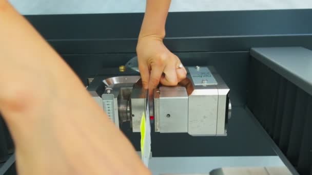 Зразкова Стрічка Полімерної Нитки Пластикових Мішків Встановлена Машину Випробування Міцності — стокове відео
