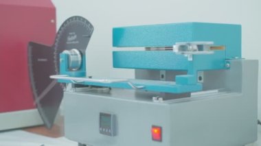 Naylon torbalar için polimer iplik kuvvet test makinesine yüklendi, yavaş çekim