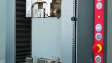 Plastik torbalar için polimer iplik laboratuarda ve ağır çekimde dayanıklılık testi yapılır.