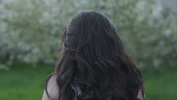 Ung Brunett Bröllopsklänning Blommande Äppelträdgård Stäng Upp Slow Motion — Stockvideo