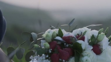 Beyaz gül ve çilek buketi kapanıyor. Yavaş çekim