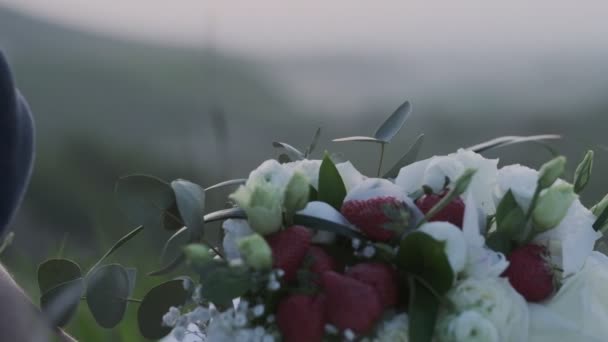 Ramo Rosas Blancas Fresas Cerca Movimiento Lento — Vídeo de stock