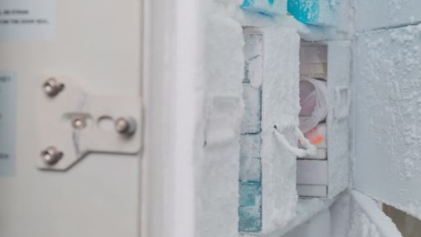 Лабораторные Образцы Взяты Холодильника Замедленная Съемка — стоковое видео