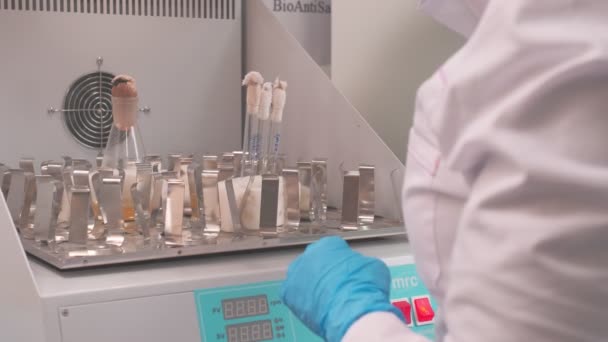 Образцы Вакцины Помещаются Шейкер Лаборатории Замедленная Съемка — стоковое видео