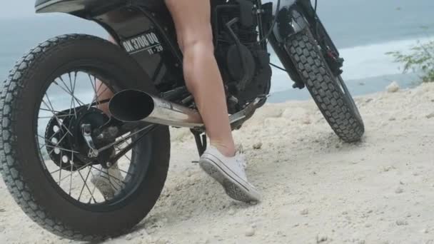 Молодая Блондинка Бикини Мотоцикле Берегу Моря Крупный План Замедленная Съемка — стоковое видео