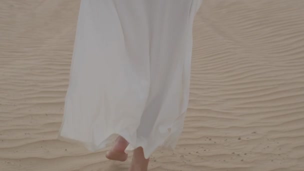Brunette Barefoot White Dress Fluttering Wind Walks Desert Sand Slow — Vídeos de Stock