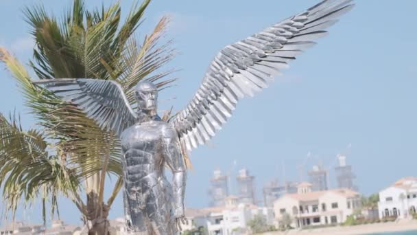 Крылатый Человек Металлическая Статуя Стоит Перед Ладонью Улице Дубая Металл — стоковое видео