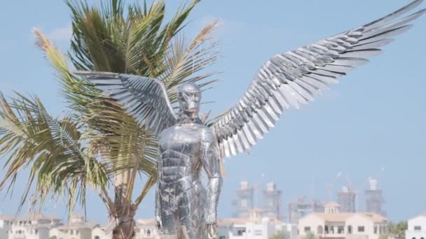 Winged Man Metal Statue Standing Front Palm Street Dubai Metal — Vídeo de Stock