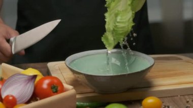 Profesyonel şef lahana yapraklarını hazırlar ve yıkar. Yavaş çekim