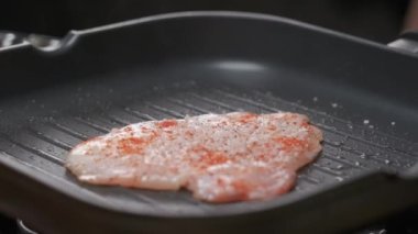 Profesyonel şef ızgara tavuk filetosunu kapat. Yavaş çekim