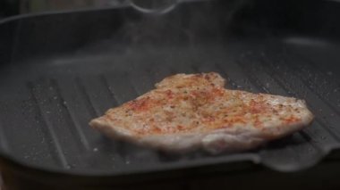 Profesyonel şef ızgara tavuk filetosunu kapat. Yavaş çekim