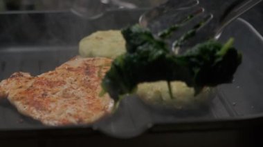 Profesyonel şef ızgara tavuk filetosunu kapat. Yavaş çekim