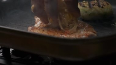 Profesyonel şef ızgara tavuk filetosunu kapat. Yavaş çekim