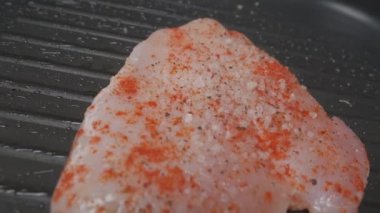 Profesyonel şef ızgara tavuk filetosunu kapat. Yavaş çekim