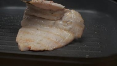 Profesyonel şef ızgara tavuk filetosunu kapat. Yavaş çekim