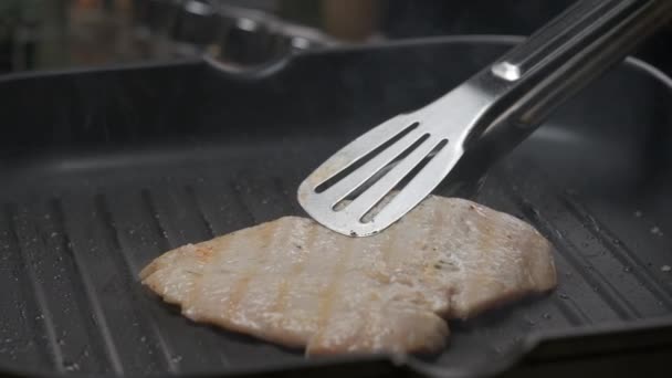 Cerca Chef Profesional Asar Filete Pollo Movimiento Lento — Vídeo de stock