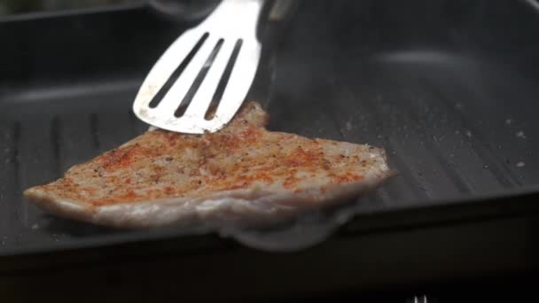 Cerca Chef Profesional Asar Filete Pollo Movimiento Lento — Vídeo de stock