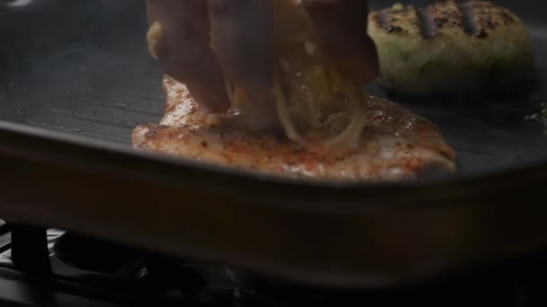 Sluit Professionele Chef Kok Grillen Kipfilet Langzame Beweging — Stockvideo