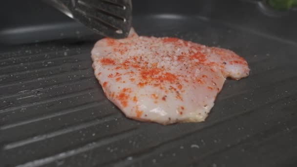关闭专业厨师烧烤鸡排 慢动作 — 图库视频影像