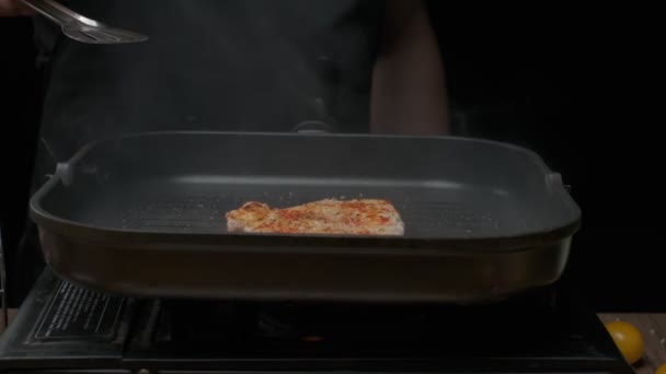 Близько Професійного Шеф Кухаря Смажать Куряче Філе Повільний Рух — стокове відео