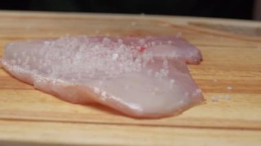 Profesyonel bir şef kızartmadan önce tavuk fileto hazırlar. Ağır çekimde kapat