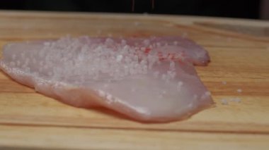 Profesyonel bir şef kızartmadan önce tavuk fileto hazırlar. Ağır çekimde kapat