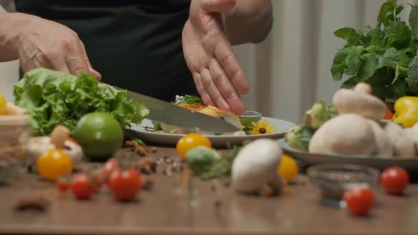 Koch Serviert Hühnerbrötchen Mit Spinat Auf Einem Teller Zeitlupe — Stockvideo