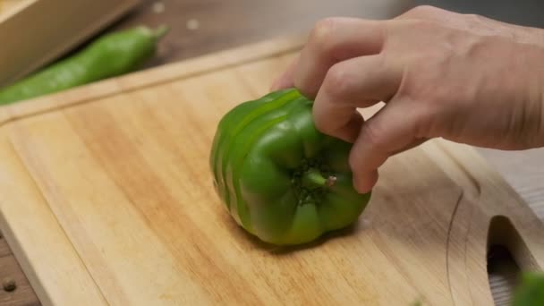 Professioneller Koch Bereitet Und Schneidet Grüne Paprika Zeitlupe Großaufnahme — Stockvideo