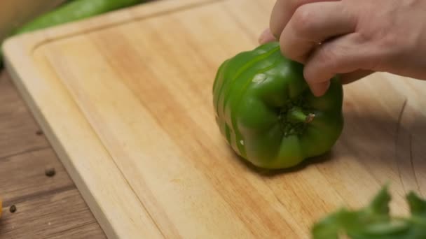 Chef Profissional Prepara Corta Pimentão Verde Fechar Câmera Lenta — Vídeo de Stock