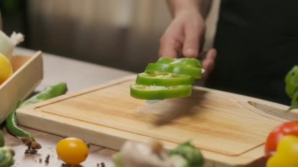 Professional Chef Prepares Cuts Green Bell Pepper Close Slow Motion — Stock Video