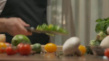 Profesyonel şef yeşil dolmalık biber hazırlar ve keser. Ağır çekimde kapat