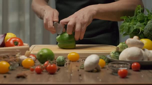 Professionele Chef Bereidt Snijdt Groene Paprika Sluiten Slow Motion — Stockvideo