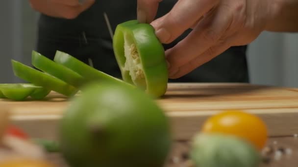 Chef Profesional Prepara Corta Pimiento Verde Primer Plano Cámara Lenta — Vídeos de Stock