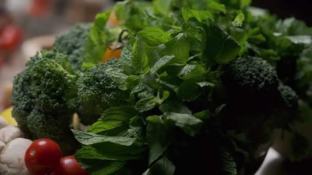 Свіжа Зелень Овочі Столі Крупним Планом Повільний Рух — стокове відео