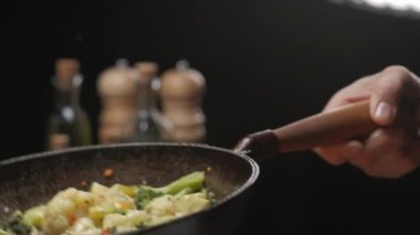 Izgaranın üstündeki sebzelerin tepsisi. Arka planda taze sebzeler var. Ağır çekimde kapat