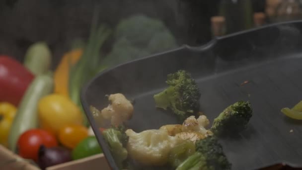 烤架上蔬菜的平底锅 背景上的新鲜蔬菜 闭合慢动作 — 图库视频影像