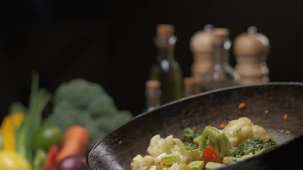 Pan Flip Verduras Por Encima Parrilla Verduras Frescas Fondo Primer — Vídeo de stock