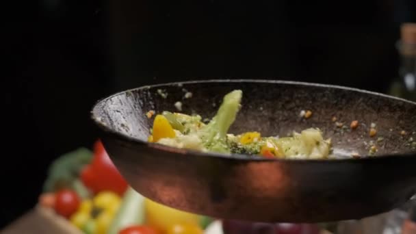 Pan Flip Veggies Grills Strong Flame Close Slow Motion — Vídeo de stock