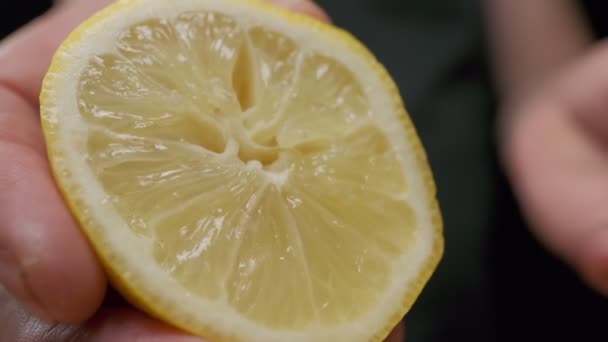 Profi Koch Presst Zitronenfrüchte Langsam Aus Nahaufnahme — Stockvideo