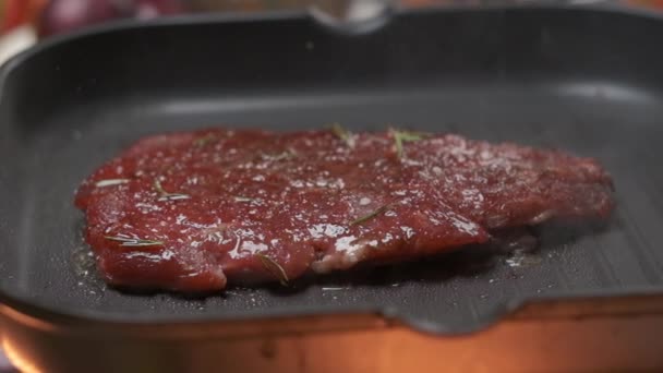 肉フィレステーキを焼くプロのシェフを閉じます スローモーション — ストック動画